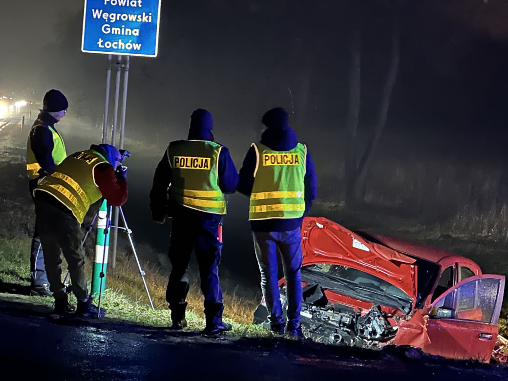 Śmiertelny wypadek w Łochowie. Rozpędzony 84-latek wjechał swoją pandą w audi, jego auto wylądowało w rowie 