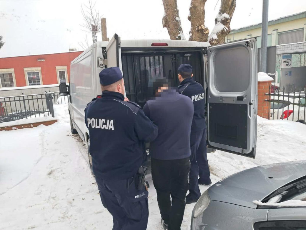 Trzech mężczyzn trafiło do aresztu, a kolejni mają dozór i zakaz zbliżania się do pokrzywdzonych