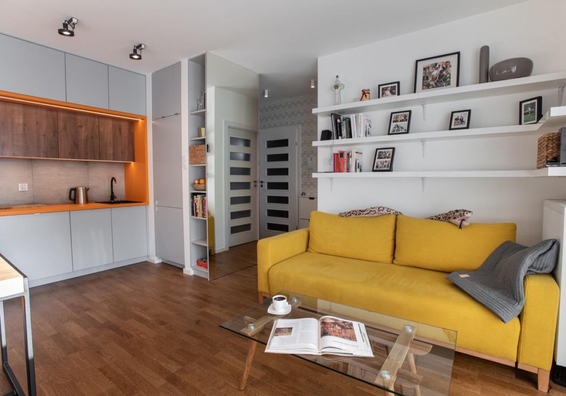 38-metrowa kawalerka projektu Interiorsy. Króluje tu minimalizm z dużą dawką koloru