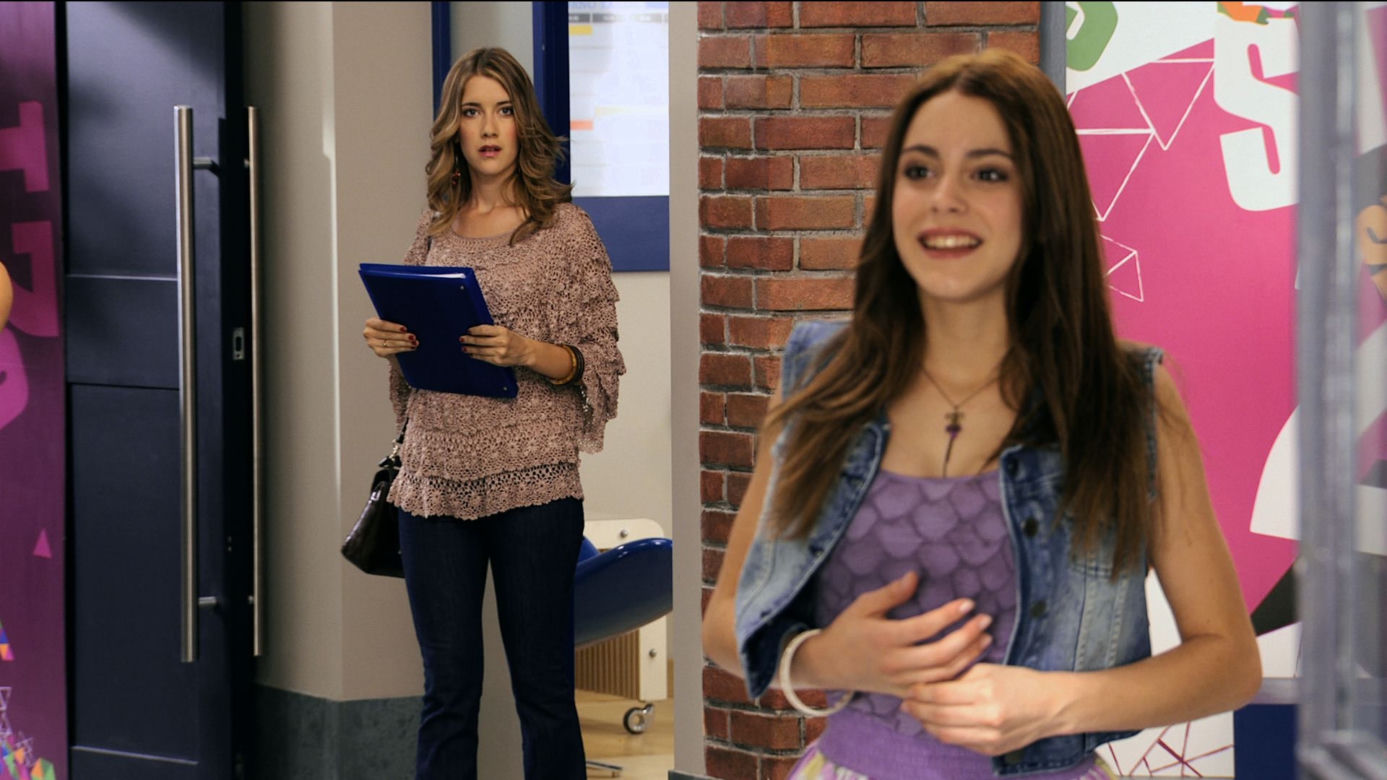 Violetta 1 sezon. Violetta Castillo (Martina Stoessel), Angie Carrara (Clara Alonso) 