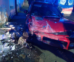 Groźny wypadek w Starym Sączu. Osobówka zderzyła się ze ścianą