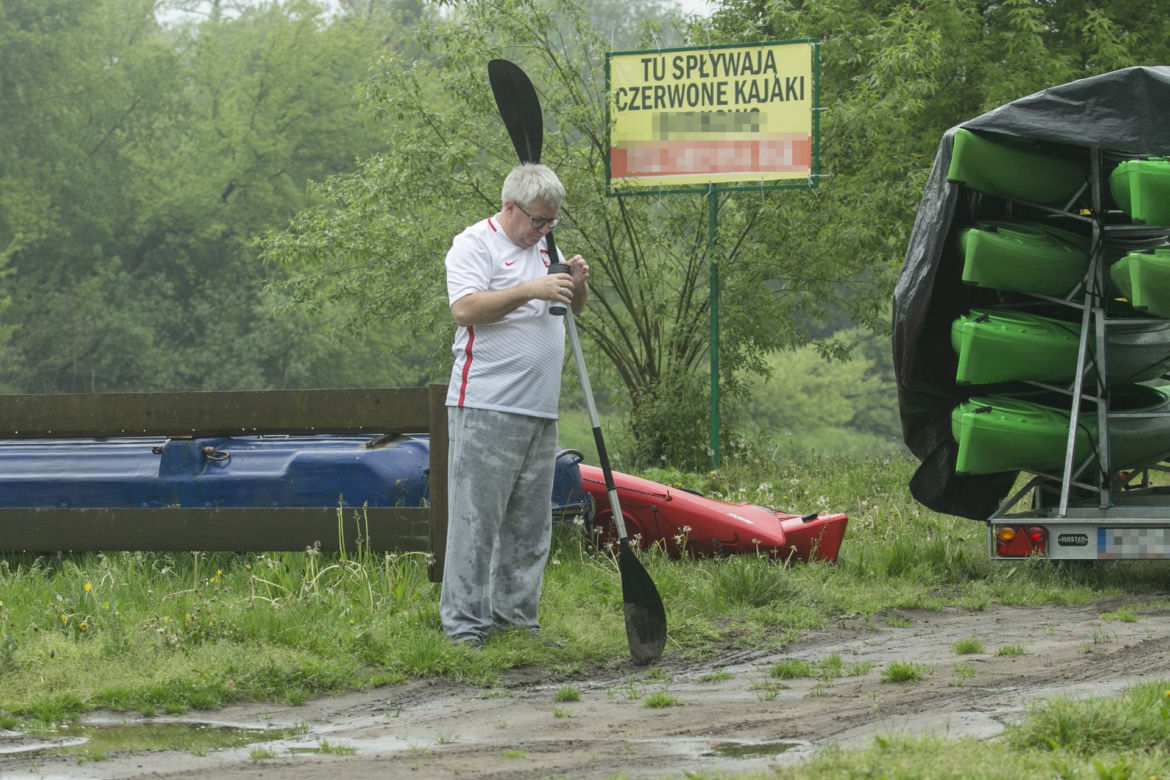 Ryszard Czarnecki spływa kajakiem rzeką Wkrą