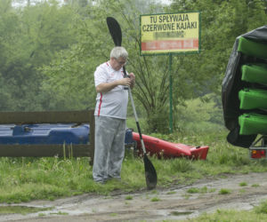 Ryszard Czarnecki spływa kajakiem rzeką Wkrą