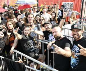 Fani i fanki czekają na System of a Down i Queens of the Stone Age! Zobacz zdjęcia spod PGE Narodowego