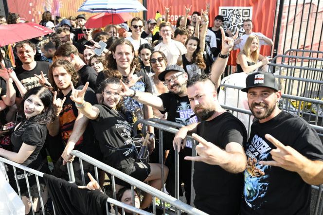 Fani i fanki czekają na System of a Down i Queens of the Stone Age! Zobacz zdjęcia spod PGE Narodowego