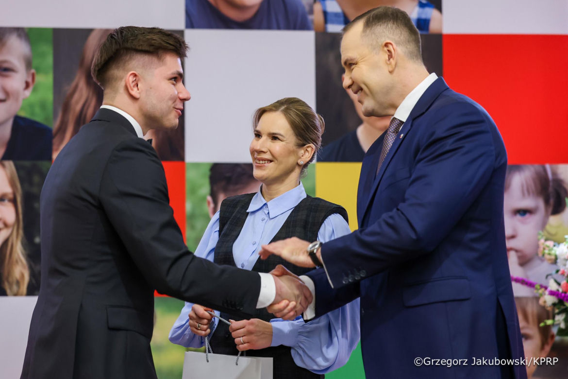 Marta Nawrocka w bufiastych rękawach