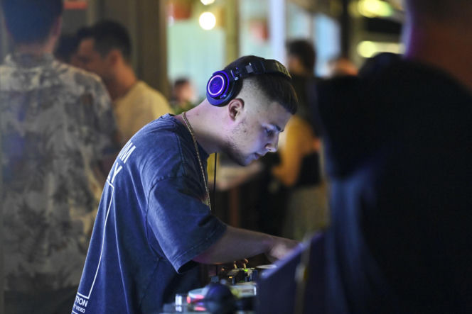 Syn Górniak pokazał się z nową dziewczyną! O północy połączy ich namiętny pocałunek!