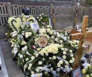 Grób Nikodema utonął w kwiatach