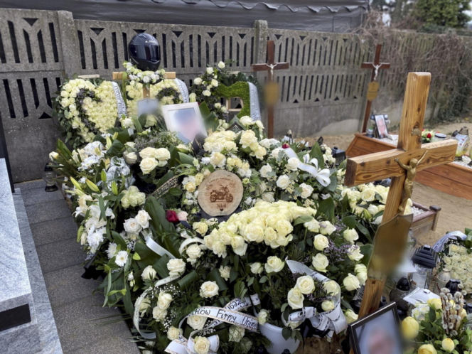 Grób Nikodema utonął w kwiatach