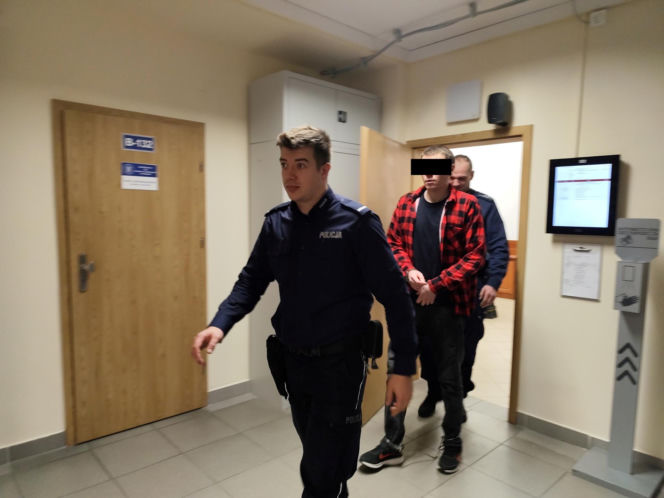 Mateusz P. stanął przed sądem. Odpowiada za nieudzielenie pomocy "kobiecie z windy"