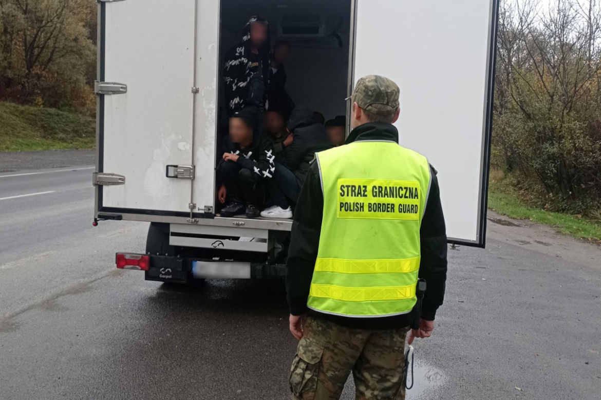 Wiózł w chłodni 23 imigrantów. Kurier zatrzymany w Lipowicy na Podkarpaciu 