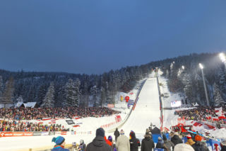 Tłumy kibiców pod Wielką Krokwią w Zakopanem