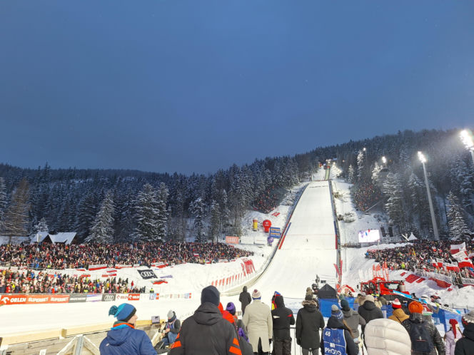 Tłumy kibiców pod Wielką Krokwią w Zakopanem