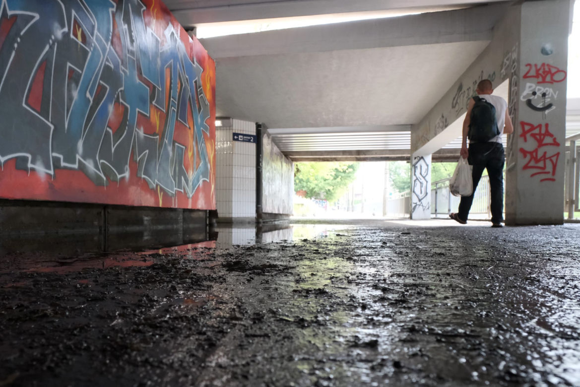 Na bosaka pędzą do pociągu. Przejście na Warszawa Ursus zalane po kostki