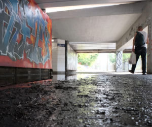 Na bosaka pędzą do pociągu. Przejście na Warszawa Ursus zalane po kostki