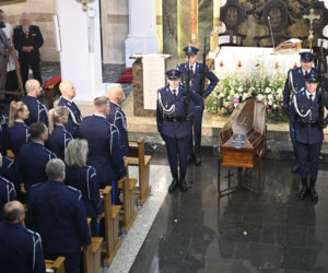 Tłumy pożegnały 23-letniego policjanta. Kacper zginął w tragicznym wypadku w Piasecznie
