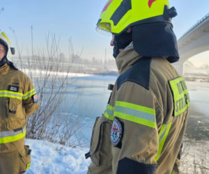 Wierzchosławice - akcja strażaków na zamarzniętym Dunajcu