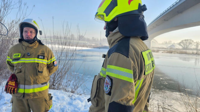 Wierzchosławice - akcja strażaków na zamarzniętym Dunajcu