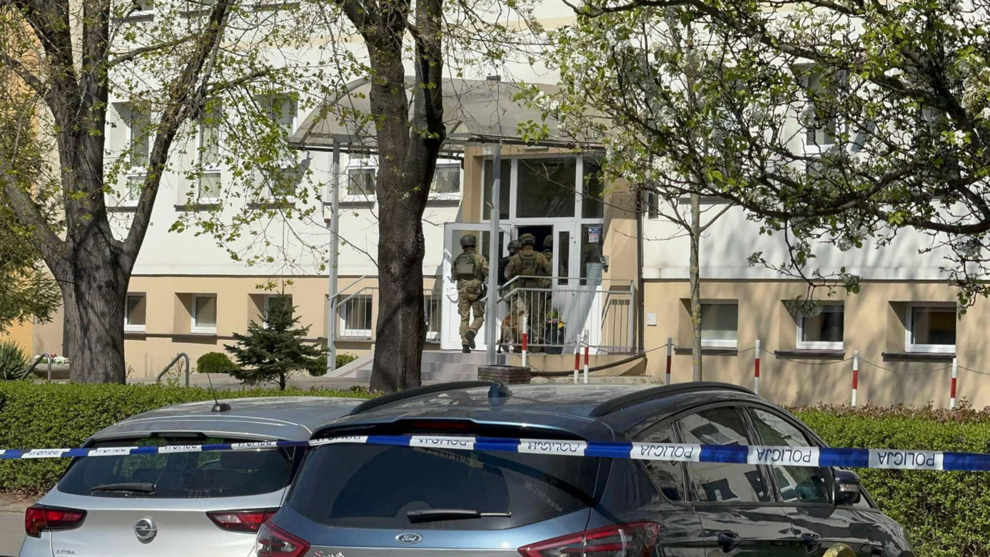 Kontrterroryści w liceum w Warszawie! Teren odgrodzony. Co się dzieje?