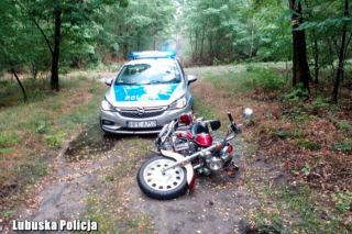 Pościg za motocyklistą zakończony w lesie. Powód ucieczki był błahy 