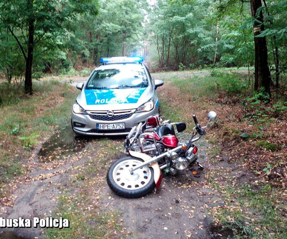 Pościg za motocyklistą zakończony w lesie