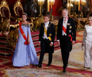 Królowa runęła na ziemię na oczach tłumu! Wszystko się nagrało