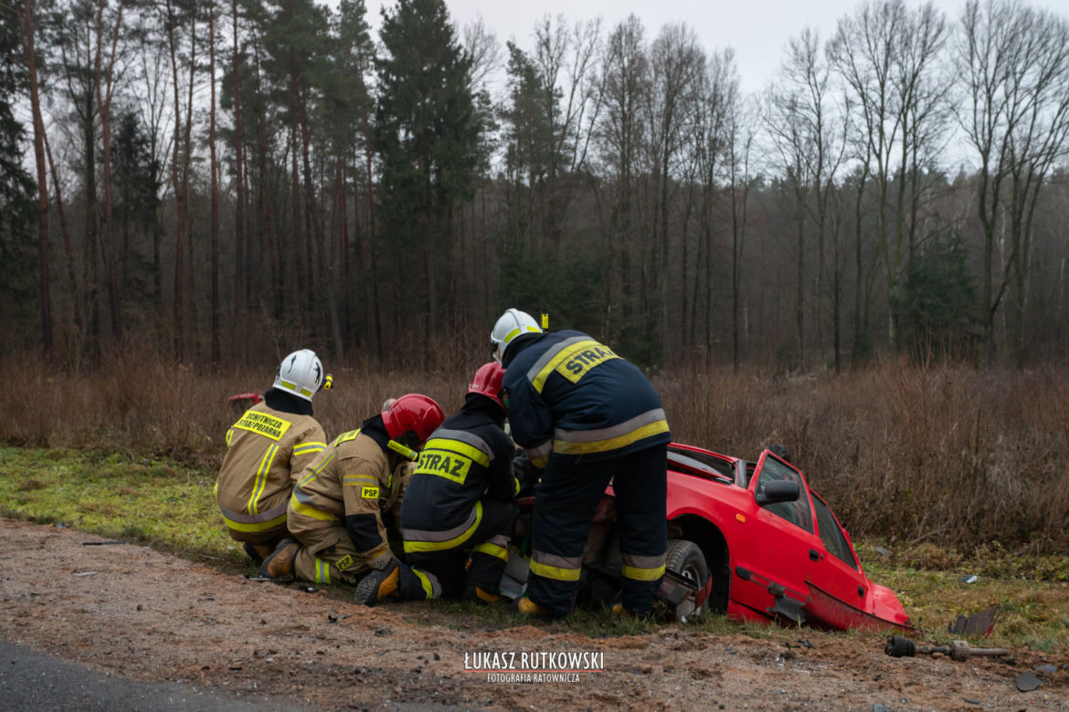 Skoda rozpadła się na części. Koszmarny wypadek w Knyszynie. Dwie osoby zginęły na miejscu