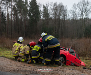Skoda rozpadła się na części. Koszmarny wypadek w Knyszynie. Dwie osoby zginęły na miejscu