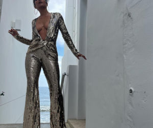 Halle Berry z biustem na wierzchu! Ma 55 lat i pokazała naprawdę dużo! 