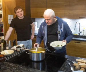 Paweł Kowal z synem gotują kartoflankę