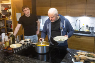 Mistrz kulinarny i poseł KO Paweł Kowal zabrał syna do kuchni. Ugotowali zupę dla zabieganych [ZDJĘCIA]