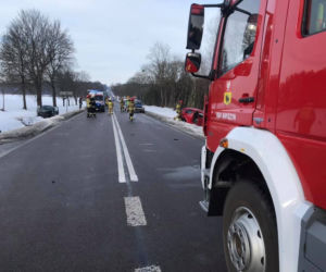 Lewonie. Volskwagen wjechał w toyotę. Dwie osoby ranne [ZDJĘCIA]