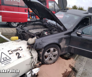 Pijak w Mercedesie rozbił się na stacji paliw przy autostradzie A2