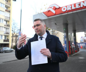 Konferencja Przemysława Czarnka na stacji paliw koncernu Orlen w Warszawie
