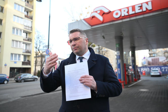 Konferencja Przemysława Czarnka na stacji paliw koncernu Orlen w Warszawie