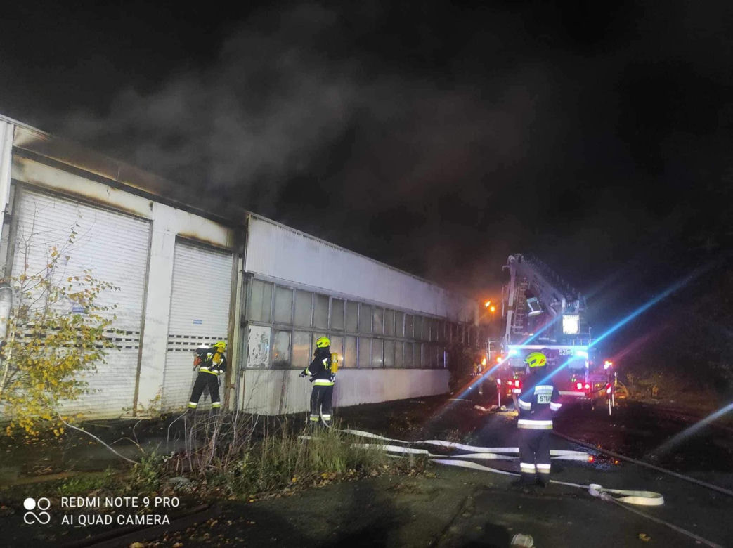 Wielkopolskie/ 12 zastępów straży gasiło pożar hali magazynowej w Obornikach