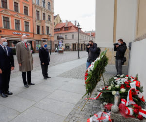 Święto Flagi i Konstytucji 3 Maja w Toruniu. Tak wyglądały w czasach pandemii koronawirusa