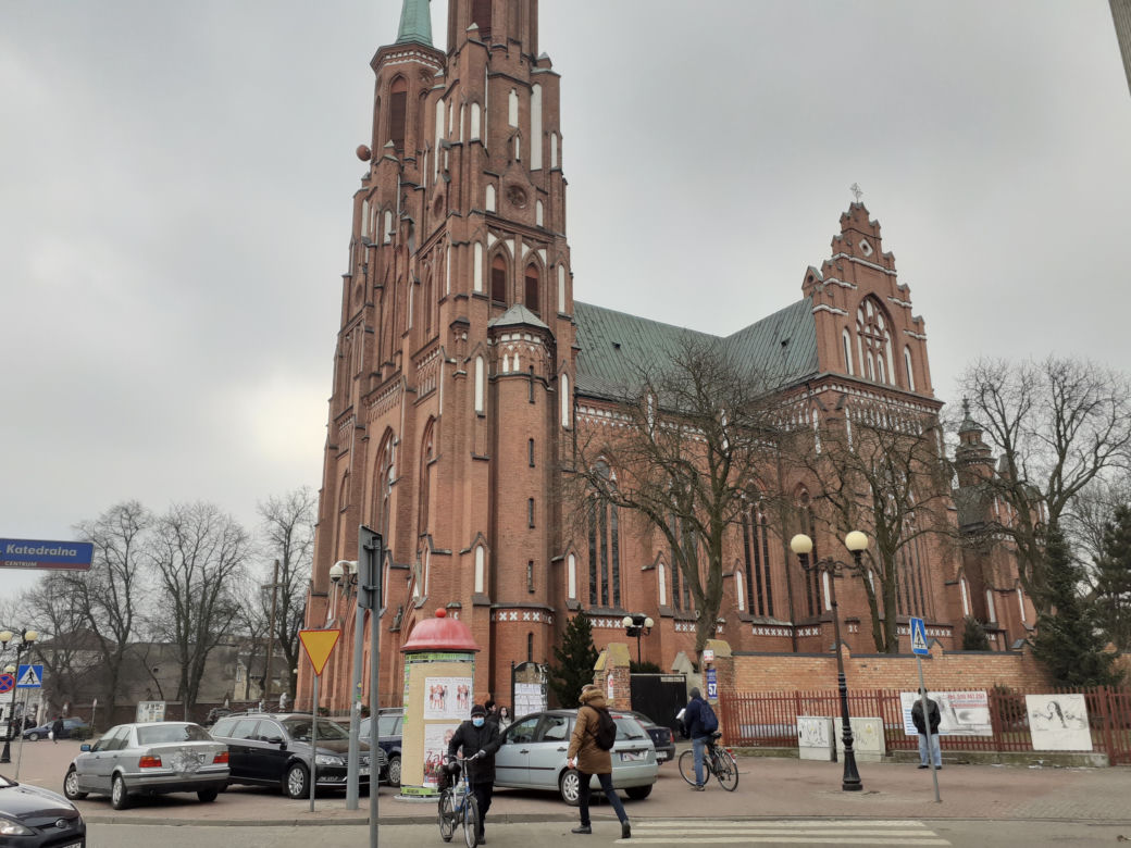 Jak wygląda Katedra pw. Niepokalanego Poczęcia NMP w Siedlcach z zewnątrz i w środku - marzec 2021