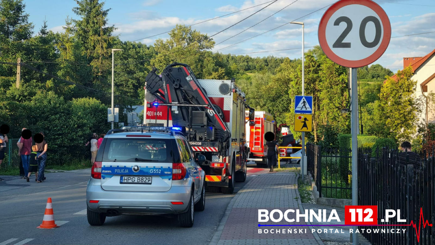 Brzeźnica. 24-letni kierowca bmw roztrzaskał się na dwóch ogrodzeniach
