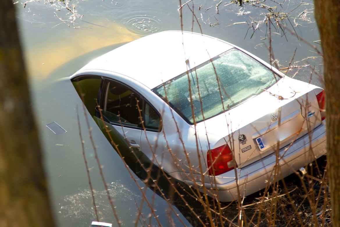 27-latek miał dwa promile i wjechał do rzeki. Uratował go wędkarz