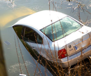 27-latek miał dwa promile i wjechał do rzeki. Uratował go wędkarz