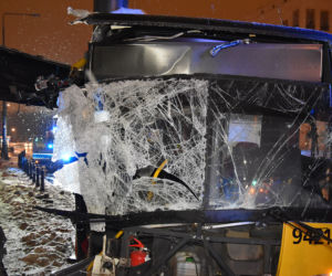Autobus miejski uderzył w słup
