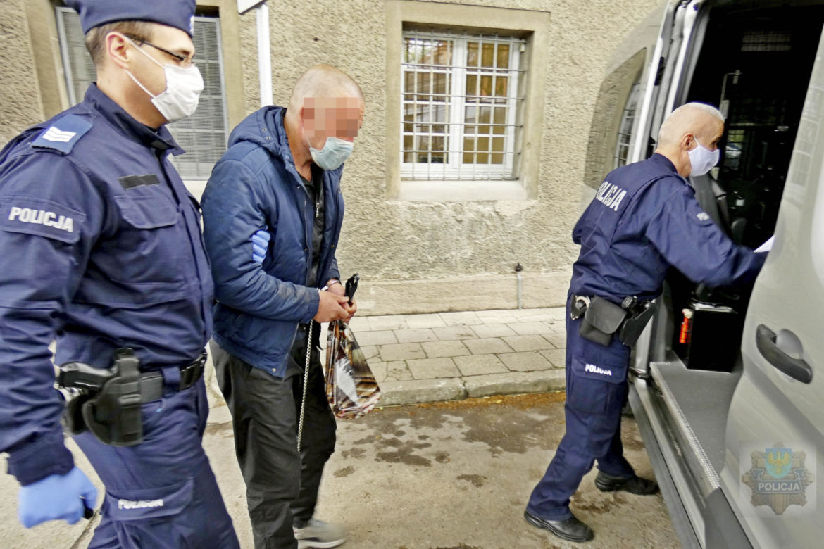 Chciał zabić rodaka: dźgał nożem i dusił