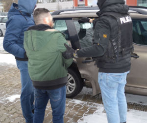 Płock. Nalot policji na dziuplę! Mieszkaniec Podolszyc odzyska nissana [ZDJĘCIA]