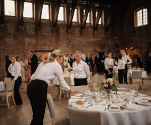 Polska rodzina serwowała obiad królowi Szwecji na polskiej zastawie i ręcznie wyszytych obrusach z Polski!