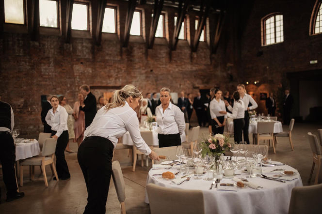 Polska rodzina serwowała obiad królowi Szwecji na polskiej zastawie i ręcznie wyszytych obrusach z Polski!