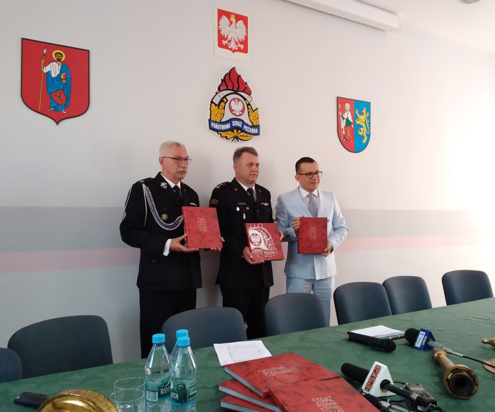 Monografie prezentują: Starosta Zamojski, Stanisław Grześko,  st. bryg. Jacek Sobczyński komendant miejski PSP w Zamościu, Prezydent Zamościa- Andrzej Wnuk