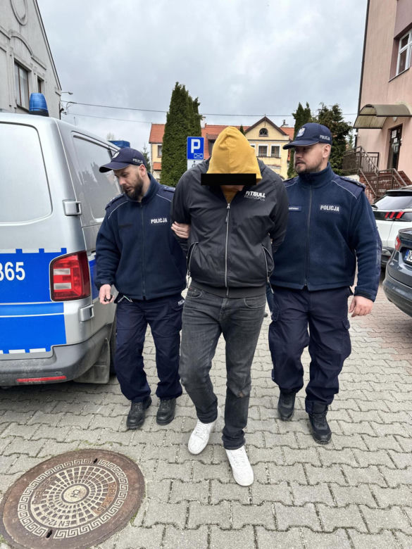 Wjechał busem w rodzinę z dzieckiem. Zatrzymanie 27-latka