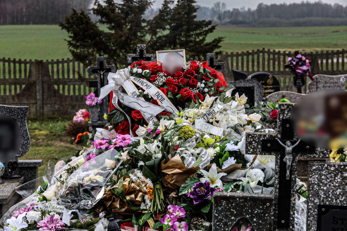 Budwity. Tragiczny wypadek. Arkadiusz zginął przez głupi zakład. Tego samego dnia zmarła jego teściowa. Z samochodu wyrwało kierownicę