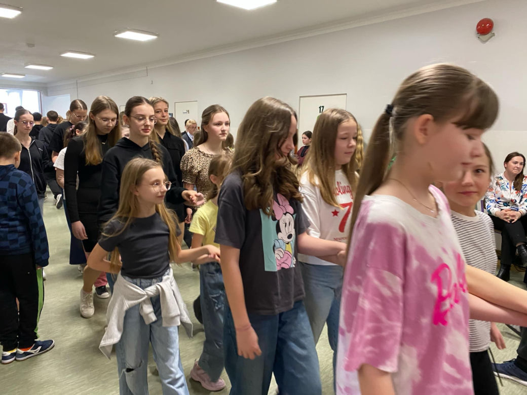 Uczniowie szkoły podstawowej ze Zbuczyna uczcili 100 dni do zakończenia roku szkolnego